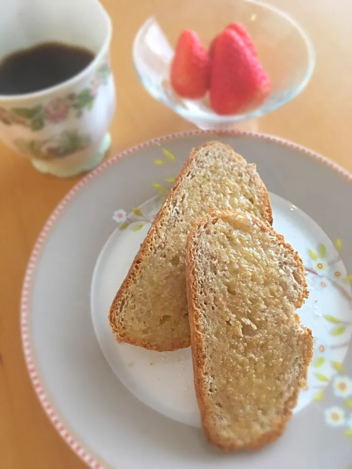 ライ麦パンに、たっぷり小岩マーガリンヘルシー芳醇仕立て|れりさん