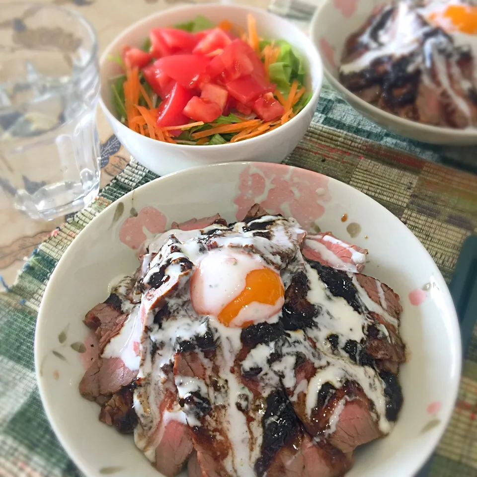 Homemade Roast Beef with Balsamic and Yogurt Sauce served on top of a bowl of rice #roastbeef #丼 #lunch|senseki22さん