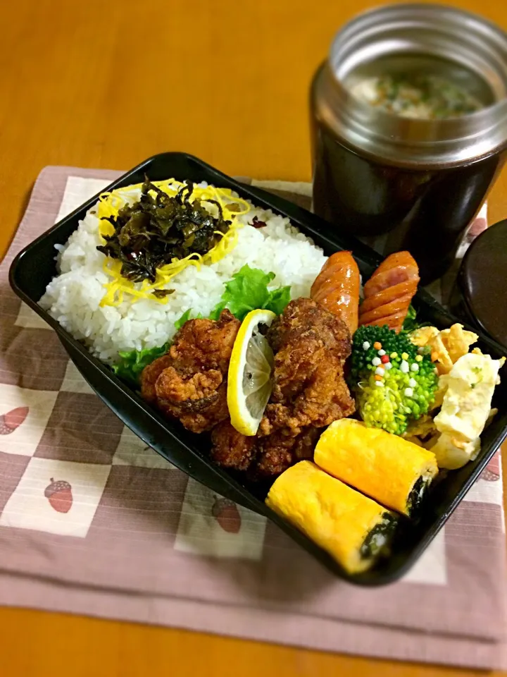 Snapdishの料理写真:旦那ちゃん弁当🎶
唐揚げ
マカロニ玉子サラダ
海苔入り玉子焼き
ウイン
高菜ごはん。|BooBooさん