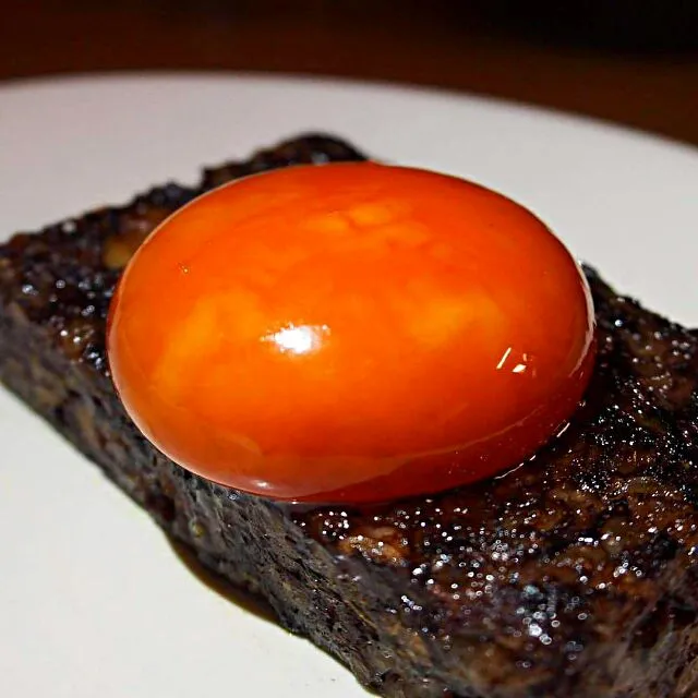 golden egg yolk pig blood cake|CHUENCHAIさん