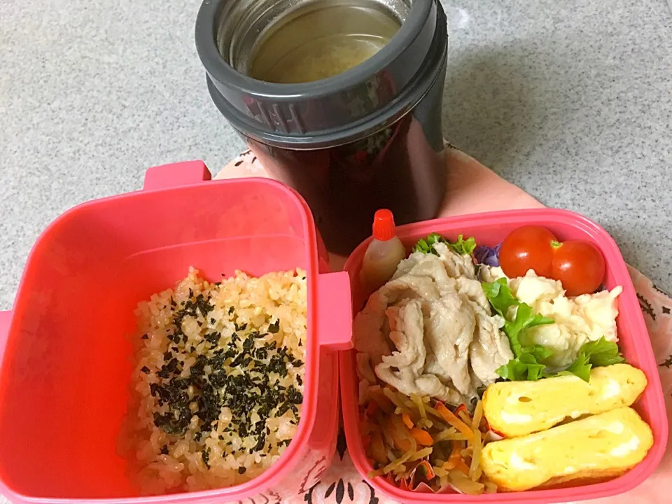 Snapdishの料理写真:☆3/14今日のお弁当☆〜豚しゃぶ、だし巻き卵、きんぴら、たらマヨポテト、トマト〜|Satokoさん