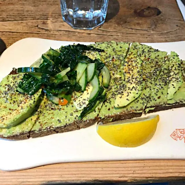 avocado toast|CHUENCHAIさん