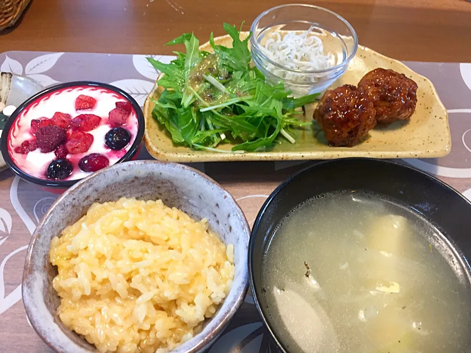 🌺朝ごはん
肉団子照り焼き味、しらす、シャキシャキ水菜、玉ねぎと揚げのスープ、玉子ご飯、ベリー添えヨーグルト
暗かったので寝坊して手抜き朝食です(＞人＜;)|かよちゃんさん