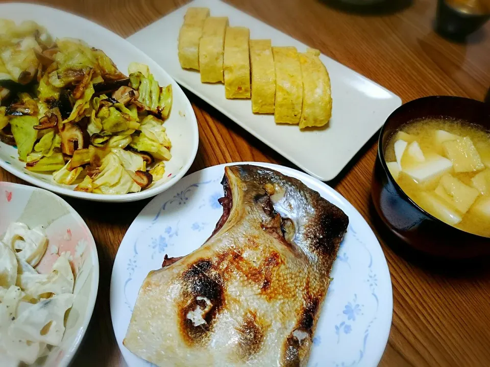 Snapdishの料理写真:・ブリカマ焼き
・キャベツと豚肉の炒めもの
・山芋入出し巻き卵
・蓮根のマヨ和え
・豆腐の味噌汁|ようかんさん