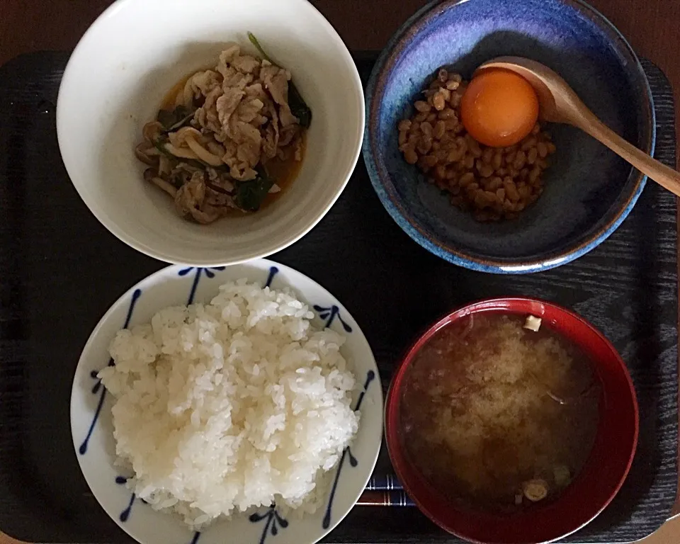 トムヤムクン風豚としめじの蒸し煮 卵納豆 海藻味噌汁|ラーメンの小池さん