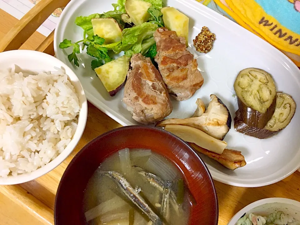 Snapdishの料理写真:晩ご飯。サラダ玉ねぎ肉巻き&具沢山なお味噌汁|かわちさん