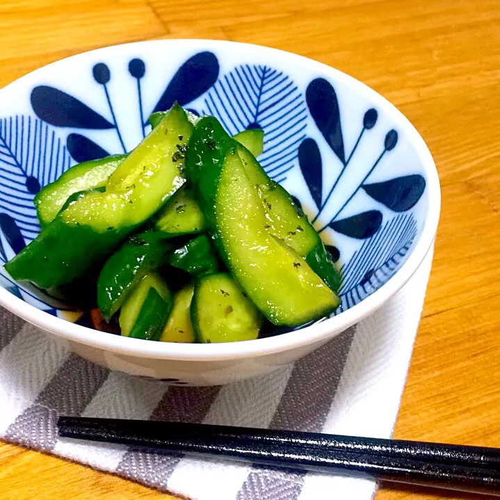 Snapdishの料理写真:キュウリの、ゆかり麺つゆ漬け|まこてりさん