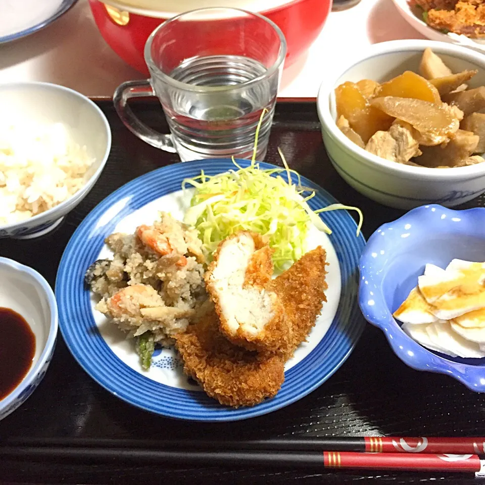 Snapdishの料理写真:豚カツと筑前煮|まゆさんさん