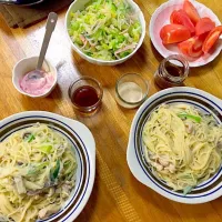 Snapdishの料理写真:今日の夕飯。
鶏肉とキノコのクリームパスタ
キャベツのサラダ
どのドレッシングが合うか検討。。。
梅マヨネーズ。
柚子醤油ドレ。
ゴマドレ。
青じそドレ。|ma-.-ichiさん