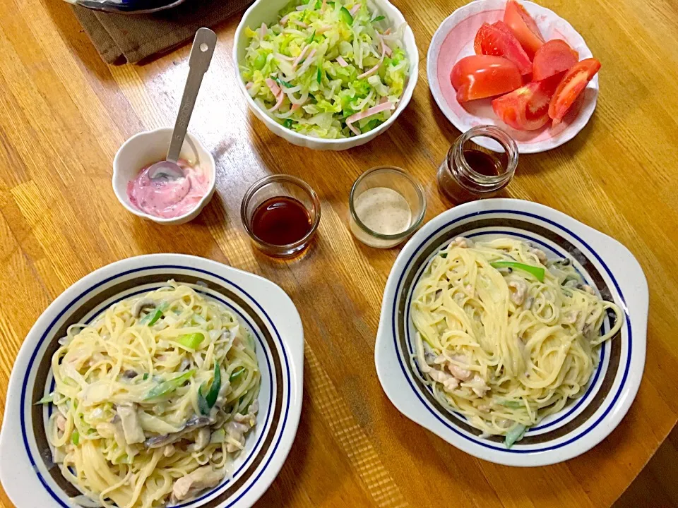 今日の夕飯。
鶏肉とキノコのクリームパスタ
キャベツのサラダ
どのドレッシングが合うか検討。。。
梅マヨネーズ。
柚子醤油ドレ。
ゴマドレ。
青じそドレ。|ma-.-ichiさん