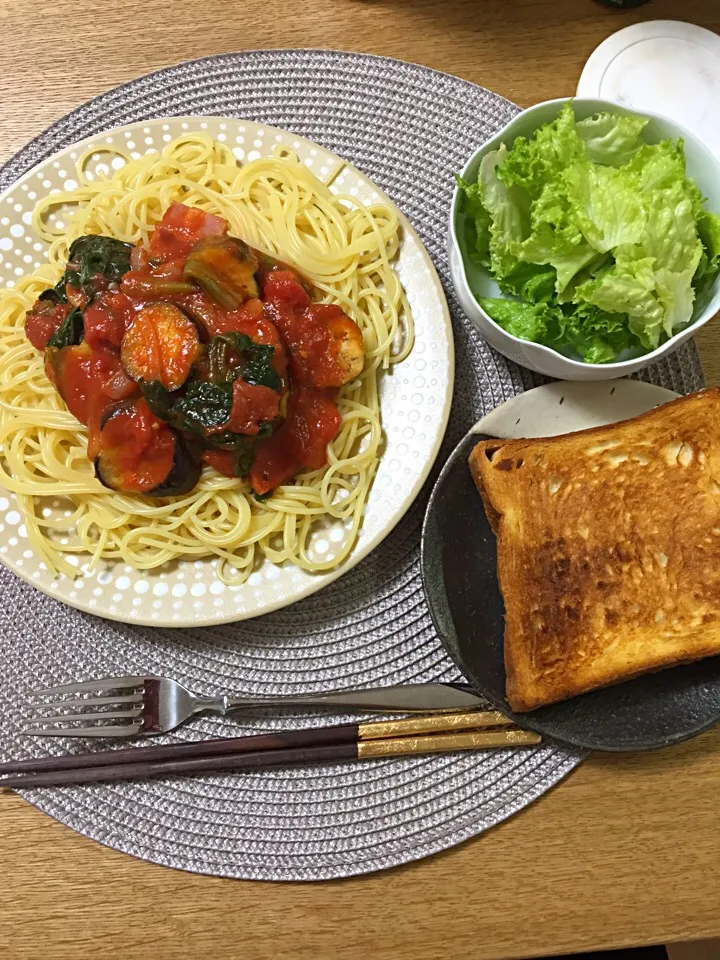 今日の晩御飯
トマトソースパスタ・パン・サラダ|2493さん