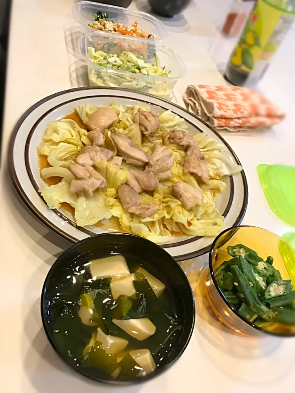 Snapdishの料理写真:・キャベツと鶏モモのレンチン蒸し
・オクラの胡麻和え
・豆腐とわかめのお吸い物
・残り物のサラダと白和え|さや助さん