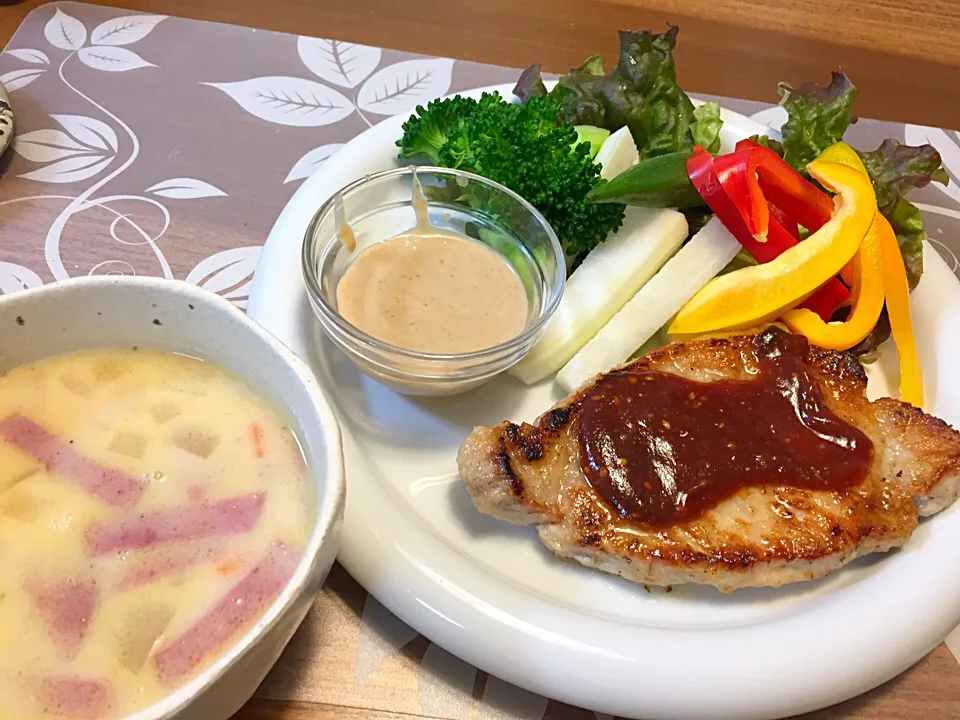 Snapdishの料理写真:🌺晩御飯
ポークソテー特製ソース、ダイコンパプリカオクラプロッコリーサニーレタスのバーニャカウダ アンチョビゴマバーニャソース、じゃがいも玉ねぎ玉ねぎのクリーム煮|かよちゃんさん