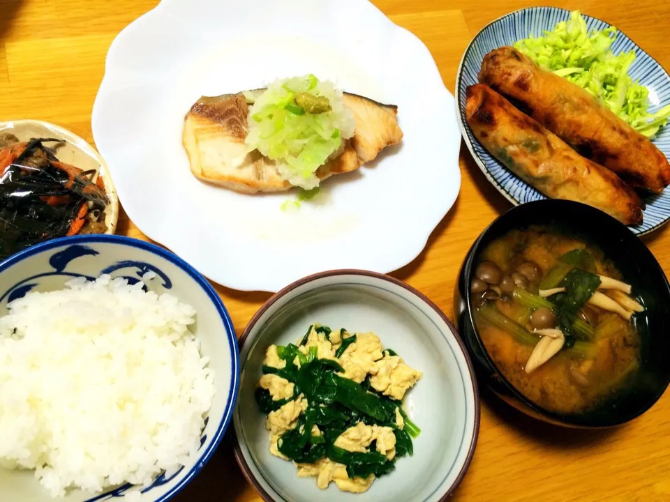 ぶりのおろしわさび醤油、春巻き、ニラ玉、ひじきの煮物|いちごさん