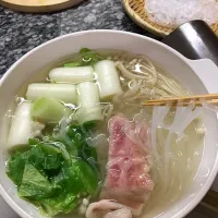 Snapdishの料理写真:豚肉肩バラとマロニー一人鍋|やすぞーさん