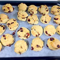 Snapdishの料理写真:#jamieoliver Crumbliest Scones (with dried cranberries|dawn ngさん