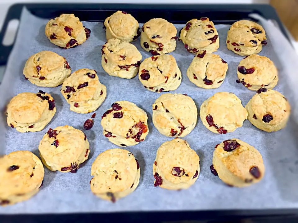 #jamieoliver Crumbliest Scones (with dried cranberries|dawn ngさん