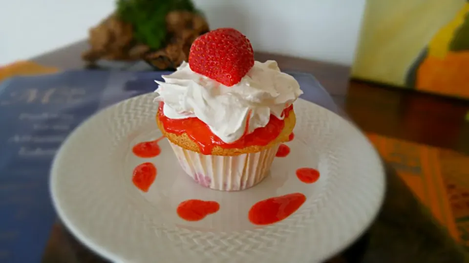 strawberry angel food cake cupcake|Jiraphon Gさん