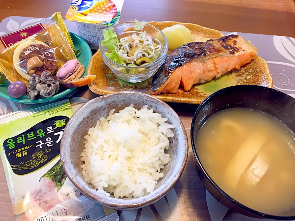 Snapdishの料理写真:🌺朝ごはん
シャケの西京味噌漬け、もどし豆雑魚、たくあん、じゃがいも大根揚げの味噌汁、白米、韓国海苔、パイナップルヨーグルト、焼き菓子、チョコレート
お菓子を食べるため、控えめなメニューです。(*´꒳`*)|かよちゃんさん