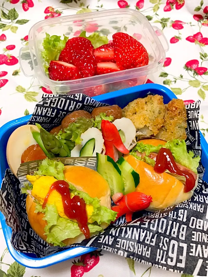 Snapdishの料理写真:お弁当3日目
息子弁当(*´∀｀*)

なんだかごちゃごちゃだし
ケチャップ多すぎだし(´ω`；)

#弁当 
#お弁当 
#息子|みあとのさん