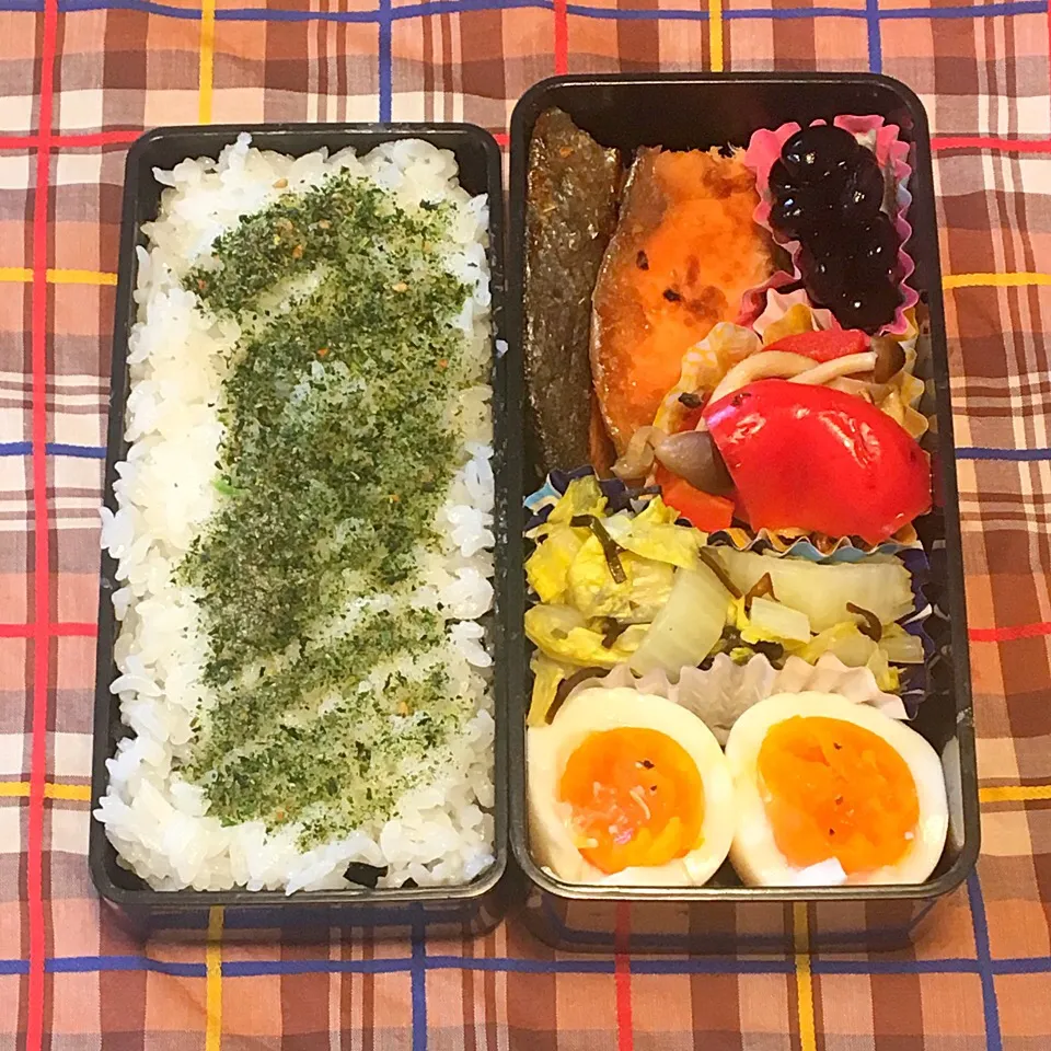 Snapdishの料理写真:3/15
鮭の味噌漬け焼き
白菜の塩昆布和え
ゆで卵
パプリカとシメジのマリネ
黒豆（市販）|aichanさん