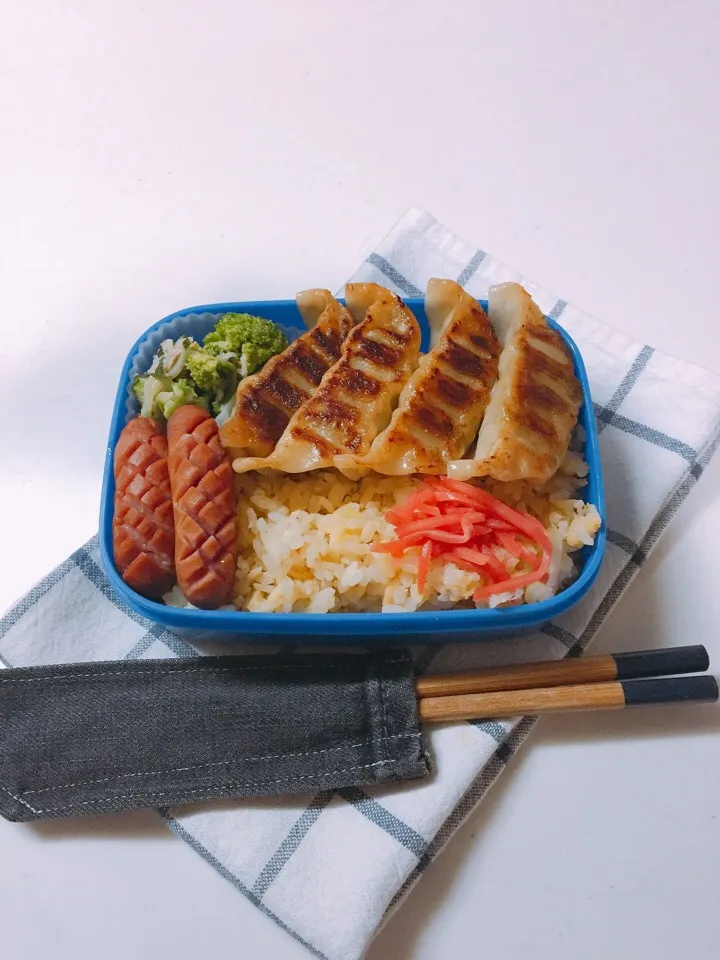 Snapdishの料理写真:今日のお弁当mar.15

炒飯餃子お弁当^_^

炒飯
餃子
ウィンナー
大根きゅうりブロッコリーサラダ
紅生姜|けぃさん