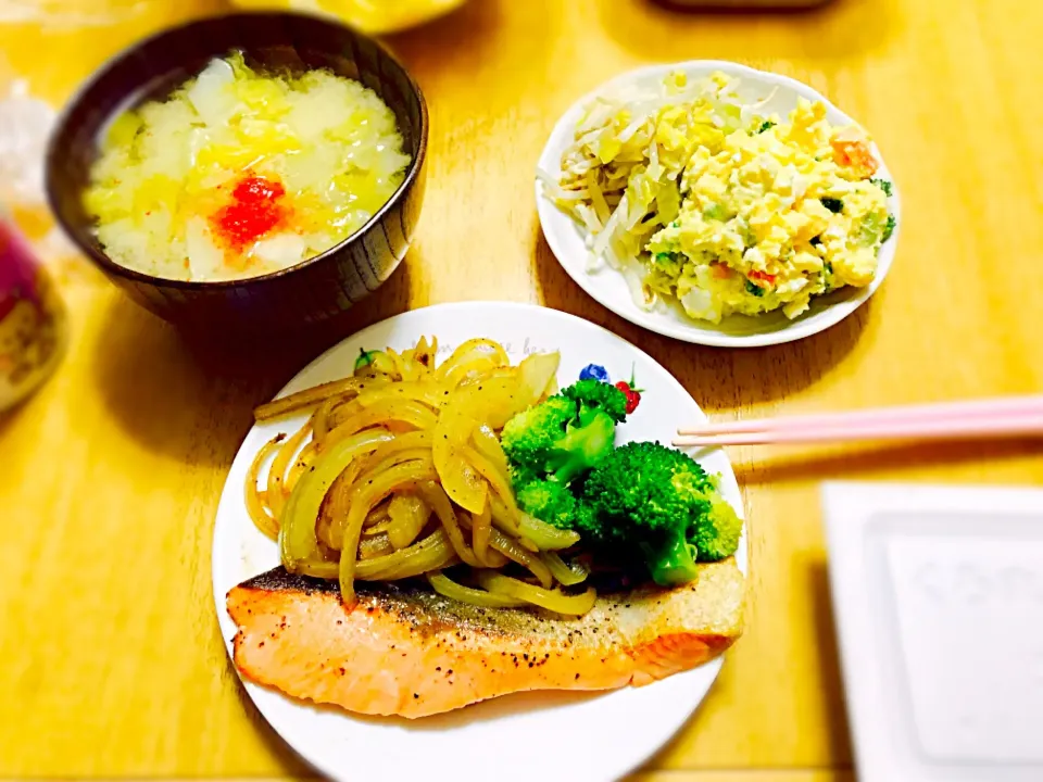 小岩井マーガリンでサーモンのソテー＆玉ねぎのカレー炒めバター風味♡|あいあいさん