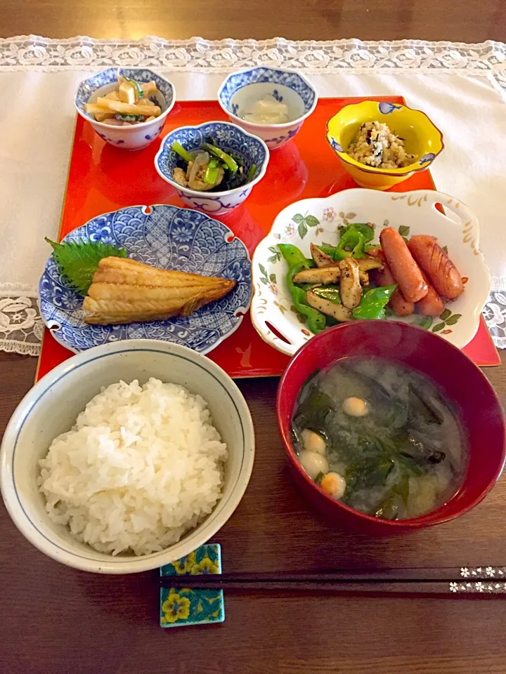 ホッケ焼き、ウインナ焼き、卯の花、青菜と油揚げの炊いたん、などの朝ごはん|もなかさん