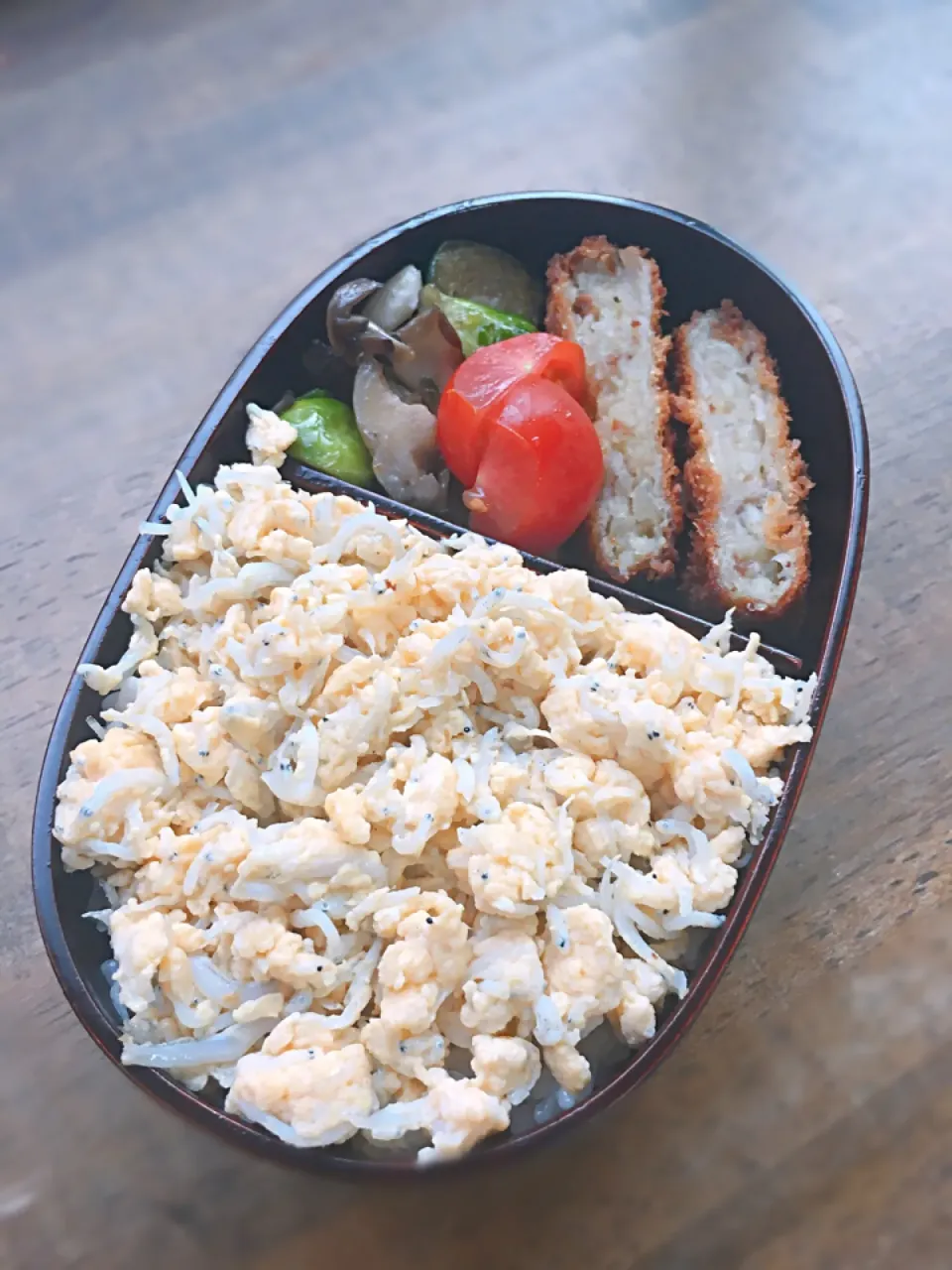 今日のお弁当
・シラスと玉子のそぼろ
・芽キャベツと舞茸の炒め物
・コロッケ|akiさん