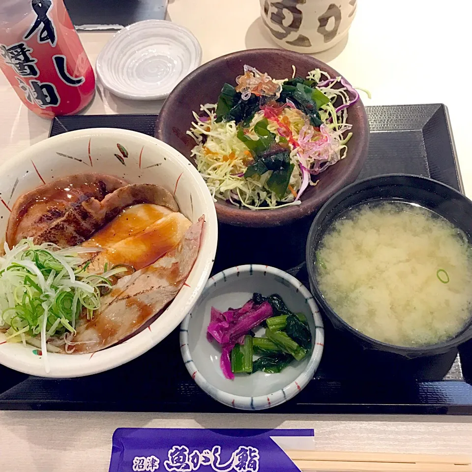 Snapdishの料理写真:人気No.1ランチ
海鮮炙り丼|シュトママさん