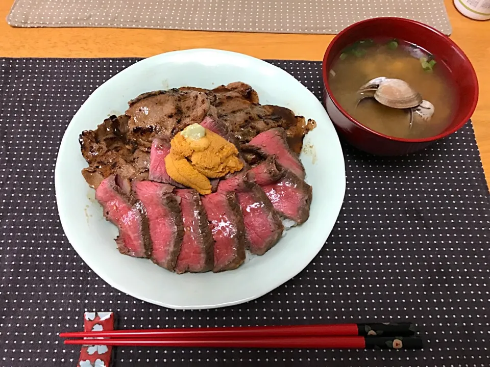 お家ランチ♪牛ももロースト♪うにロールが食べたくてリクエストしました♪巻いて食べろと（笑）|ぴーまんさん