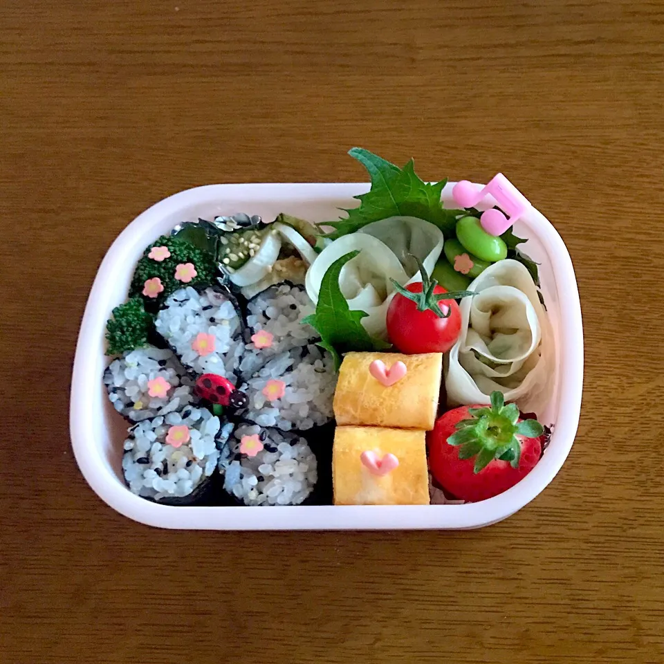 薔薇餃子と海苔巻かずのお花弁当|uchanさん