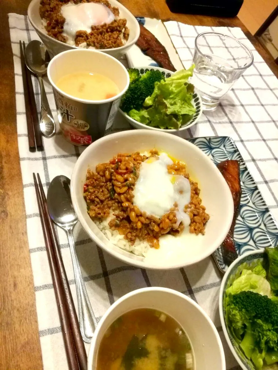 今日の夜ご飯🐤 #肉味噌丼 #温玉のせ #焼き鮭 #インスタント味噌汁|こあささん