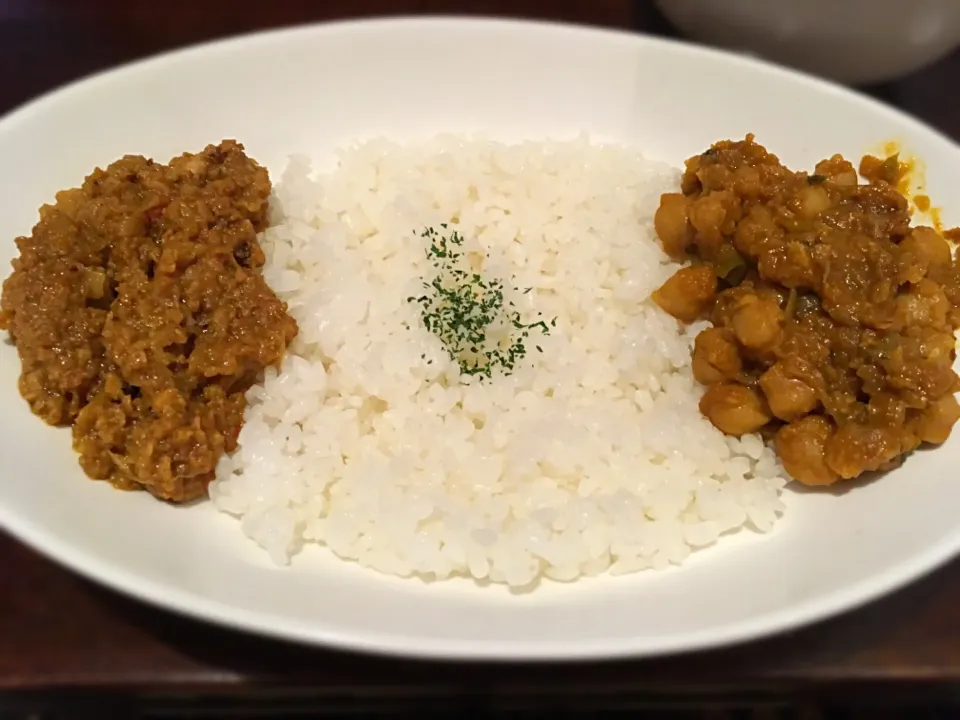 Snapdishの料理写真:ハーフ&ハーフカレー（キーマカレー、ひよこ豆のカレー）|こいちさん