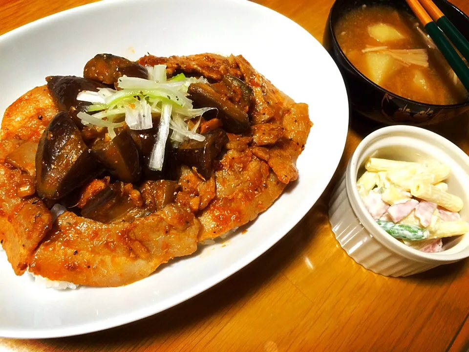 豚カルビとナスのスタミナ丼、マカロニサラダ、お味噌汁|いちごさん