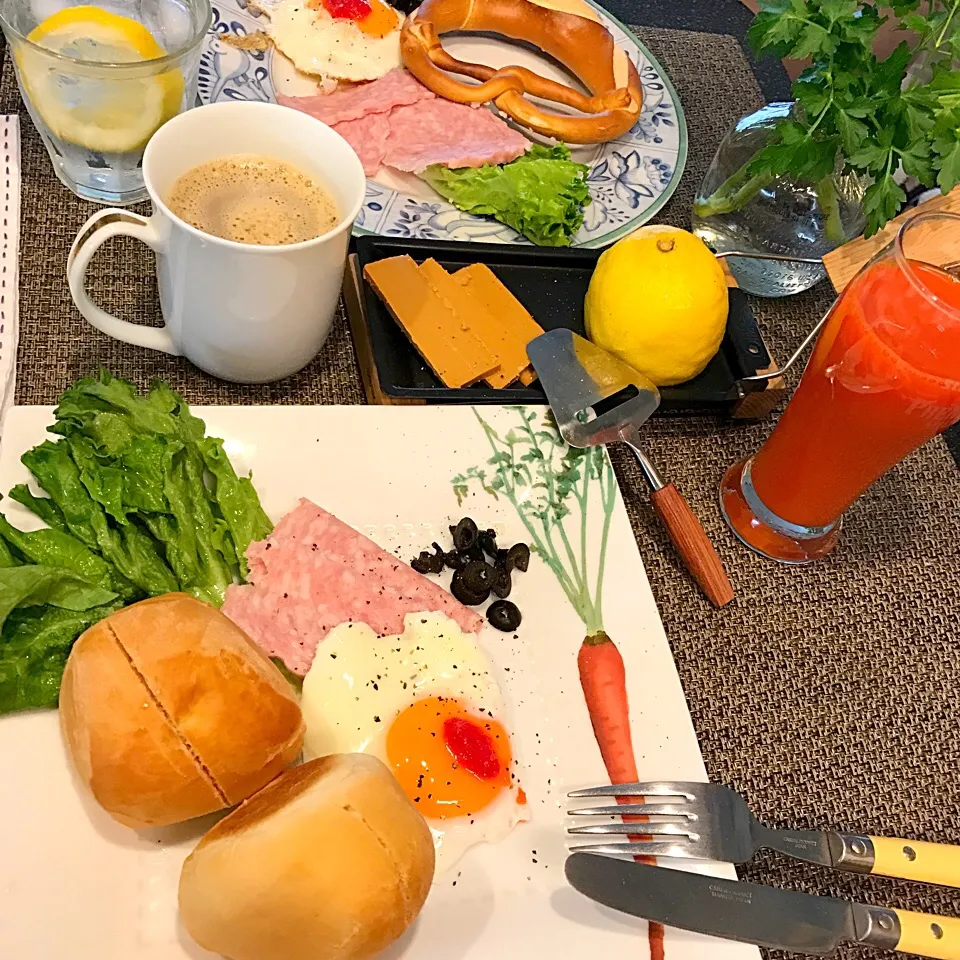 Snapdishの料理写真:goodmorning
ノルウェー🇳🇴チーズ🧀
御殿場のハムで朝ごはん🍞|シュトママさん