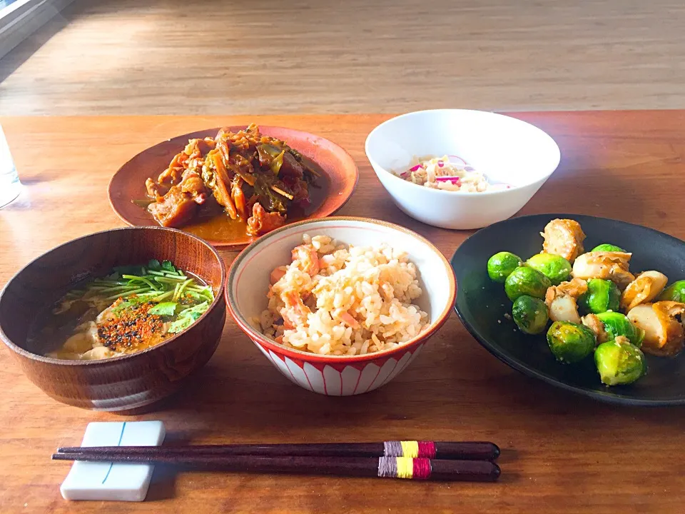 とある日のお昼ご飯
#名古屋ドテ味噌#春野菜#変わり種サラダ|まこ飯😊さん