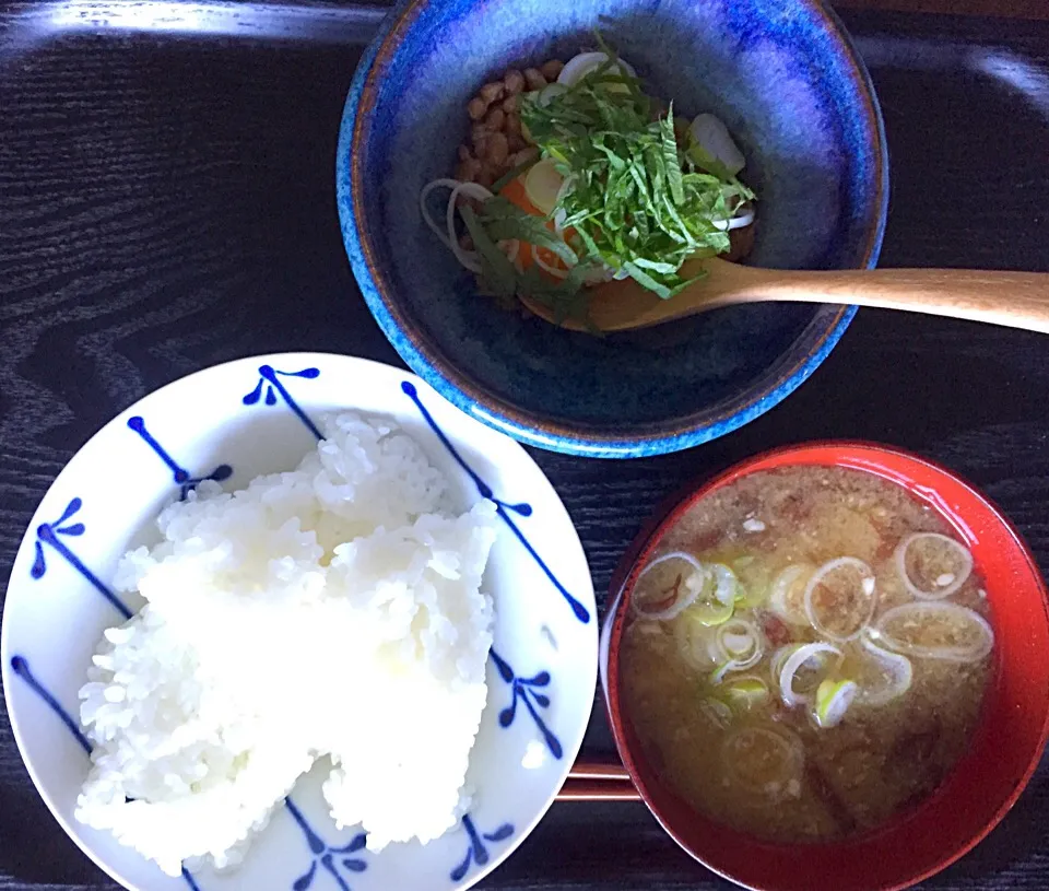 Snapdishの料理写真:卵納豆
キャベツと海藻の味噌汁|ラーメンの小池さん