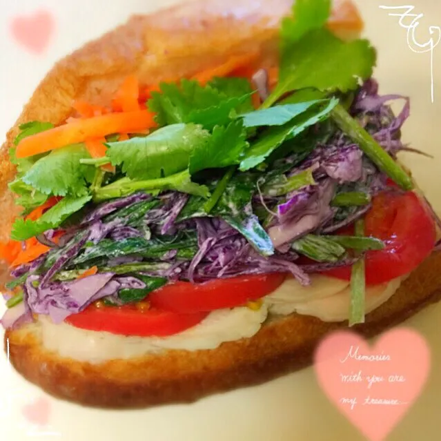 今日のお弁当はスピナッチサンド❤️ (﹡ˆ﹀ˆ﹡)♡︎•*¨*•.¸¸♬︎ #柔らか鶏ハム #木熟トマト#ほうれん草と紫キャベツのクリチ和え#人参ラペ#パクチー|Mehco Coconutvanillaさん