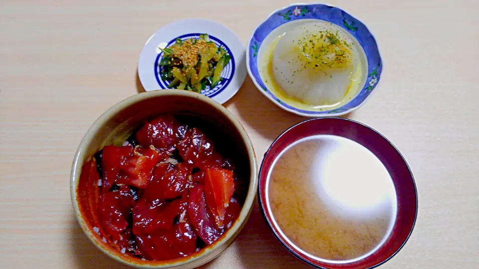 ３月９日　鮪の漬け丼　きゅうりのきんぴら　新玉ねぎのまるごとレンジ蒸し　お味噌汁|いもこ。さん