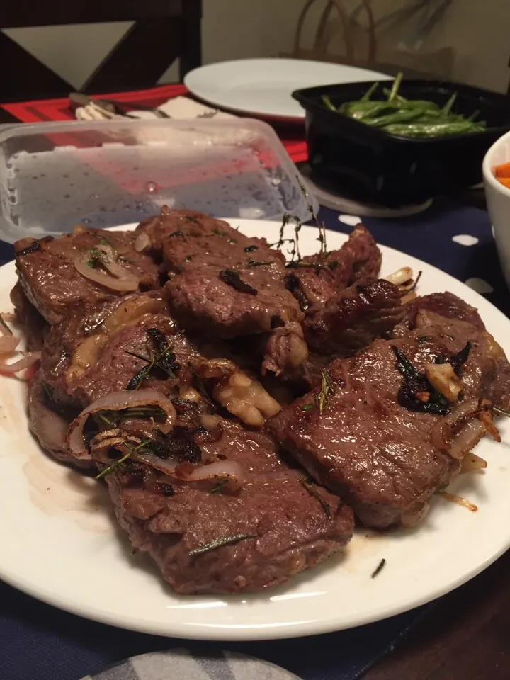 Ribeye with butter shallots and rosemary/thyme/garlic aromatics|Alice Tang Lewinさん