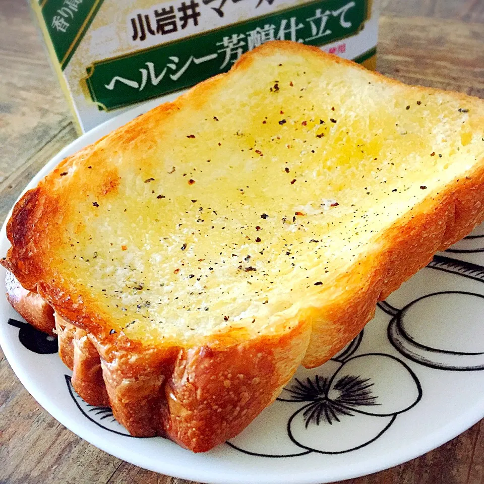 朝パン🍞  〜小岩井マーガリン 黒胡椒かけ〜|アッツさん