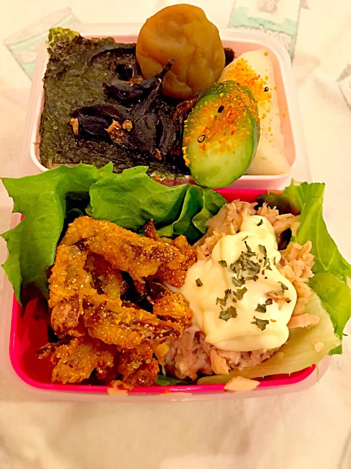 パパお弁当🍱😋  イカフライ  ツナマヨサラダ  黒にんにく  梅干しのはちみつ漬け  大根ときゅうりの糠漬け  焼き海苔|ch＊K*∀o(^^*)♪さん