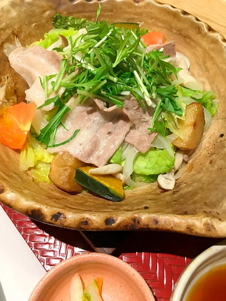 大戸屋さん 四元豚とたっぷり野菜の蒸し鍋定食|ナナさん