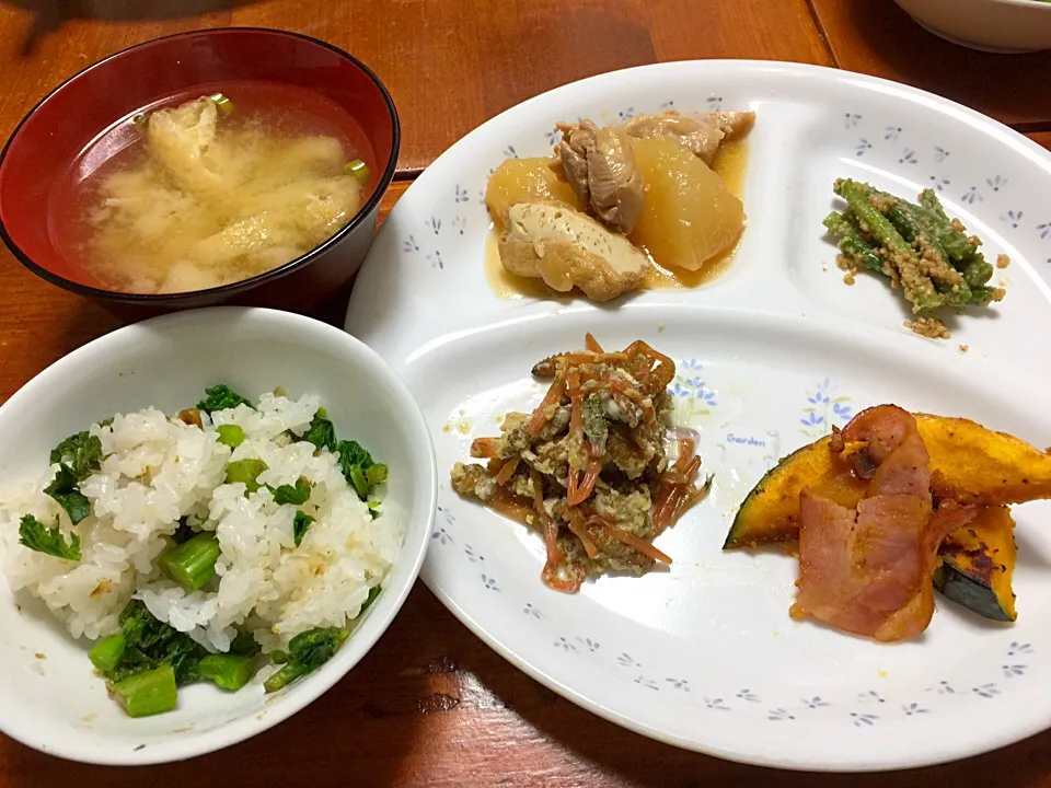 土手で摘んだ からし菜漬けとつくし卵とじ 丸大根と鶏の煮物 かぼちゃとベーコン焼き えのきの味噌汁 三度豆胡麻和え (n´v｀n)|ザクロさん