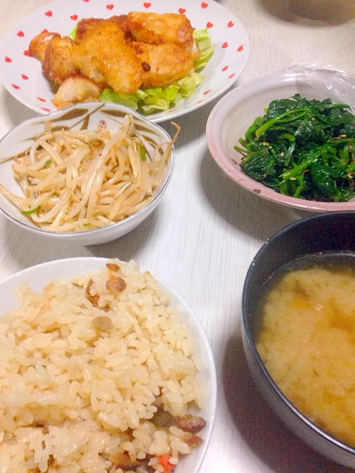 栄養バランスGOOD!焼き蒸し鶏。ほうれん草のおひたし。ネギのお味噌汁。もやしのナムル。春山菜のかやくご飯|あやにん食堂さん