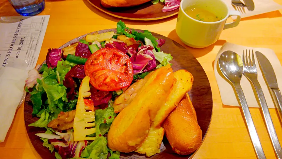 ３月１０日　銀座で友人とランチ♪|いもこ。さん