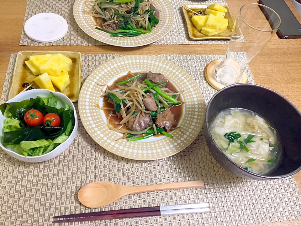 今日の晩御飯
レバニラ炒め・ワンタンスープ・わかめサラダ・デザートパイン|2493さん