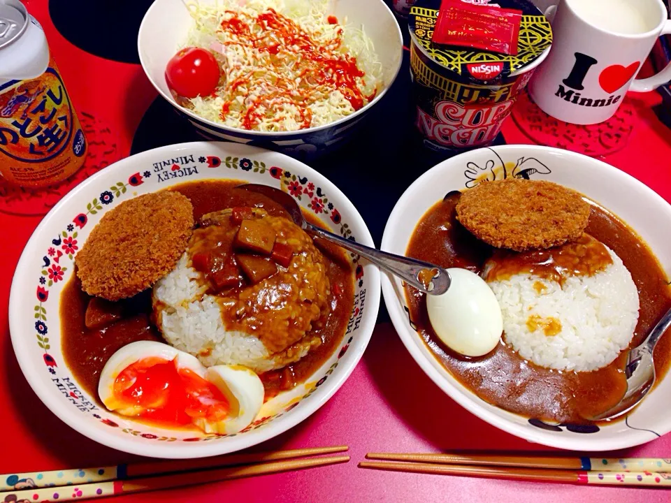 Snapdishの料理写真:きゃべつさらだととまと
めんちかつぼんかれーたまごのせ
かっぷぬーどるりっち|ミッキーまうすさん