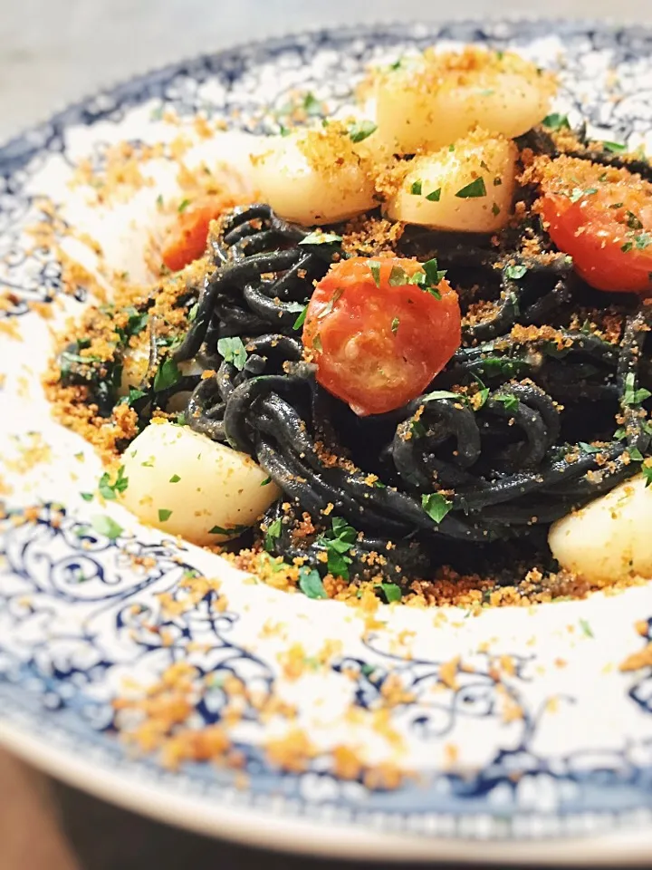 Snapdishの料理写真:Squid ink pasta with tomatoes,scallops,bottarga|rick chanさん